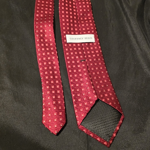 Elegant Red Patterned Tie - Picture 2 of 2